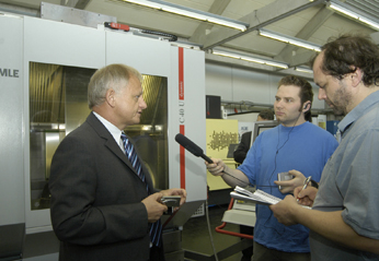 Prof. Dr. Rüdiger Haas (li.), Leiter des Instituts für Fertigungstechnik und Produktion der Hochschule Karlsruhe - Technik und Wirtschaft, erläutert Medienvertretern die Funktionsweise der neuen Maschinen