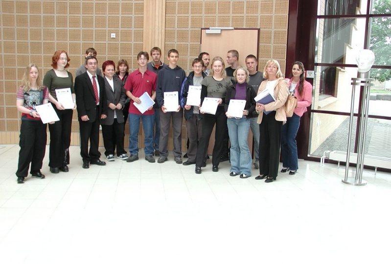 Schüler und Lehrer nach der Übergabe der Zertifikate mit Prof. Dr. Horst Kolloschie (3. von links) im Medienzentrum "Konrad Zuse".