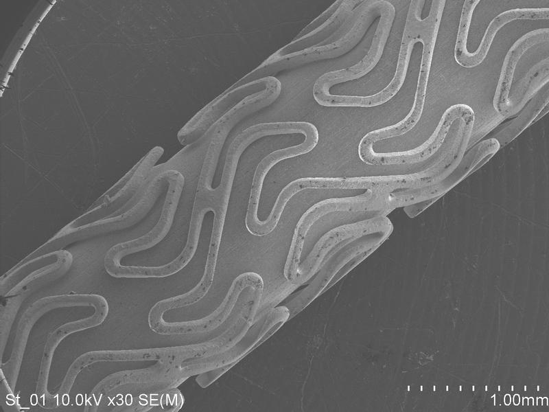 Rasterelektronenmikroskopische (REM) Aufnahme eines typischen Stent aus Edelstahl