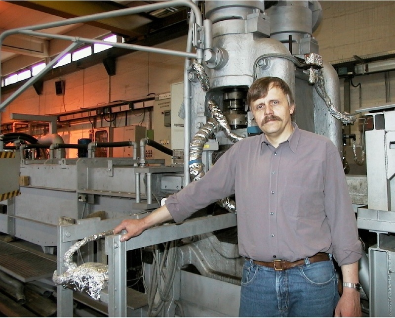 Professor Dr.-Ing. Karl-Heinz Spitzer vor der Pilotbandgießanlage mit In-line Walzgerüst in Clausthal.