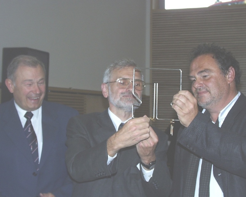 Bayerns Innenminister (links) bei der Schlüsselübergabe an Rektor Prof. Dr. Herbert Eichele (mitte)