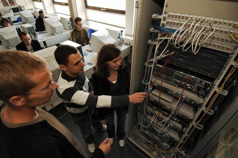 Verteilte und mobile Anwendungen (VMA) werden in verschiedensten Branchen eingesetzt. Zukünftige Experten dafür bildet ab dem Wintersemester 2007/08 die Fachhochschule Osnabrück im Master-Programm VMA aus.