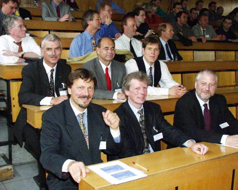 Foto: (v.l.n.r.) Prof. Dipl.-Ing. Ulrich Lehmann, Sprecher des Forschungs-verbundes, Dekan Prof. Dr. Jörg Krone und Karl Schultheis vom MSWF
