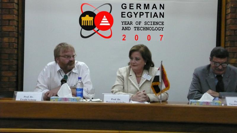 Corporately for a better life through better plants: Prof. Dr. Hanaya El-Itriby, ARC Kairo (middle) and Prof. Dr. Dr. Ewald Schnug, FAL Braunschweig (left) opening the biotechnology workshop on April 24, 2007 in Cairo