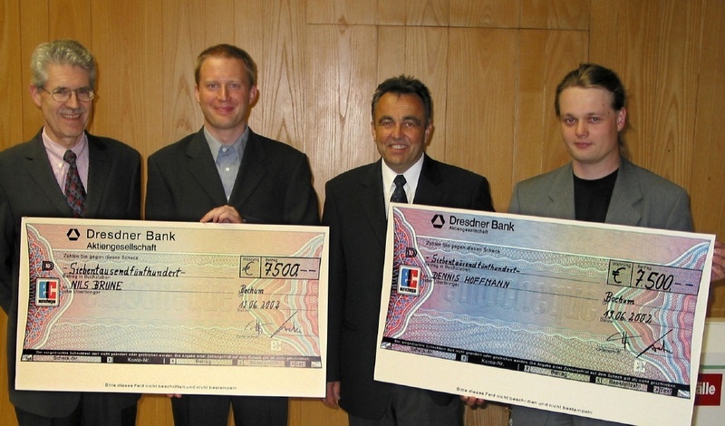 Günter Friedrich (l.) und Richard Csaki (2.v.r.) von der Dresdner Bank überreichen den beiden Preisträgern Nils Brune (2.v.l.) und Dennis Hoffmann ihre Schecks.