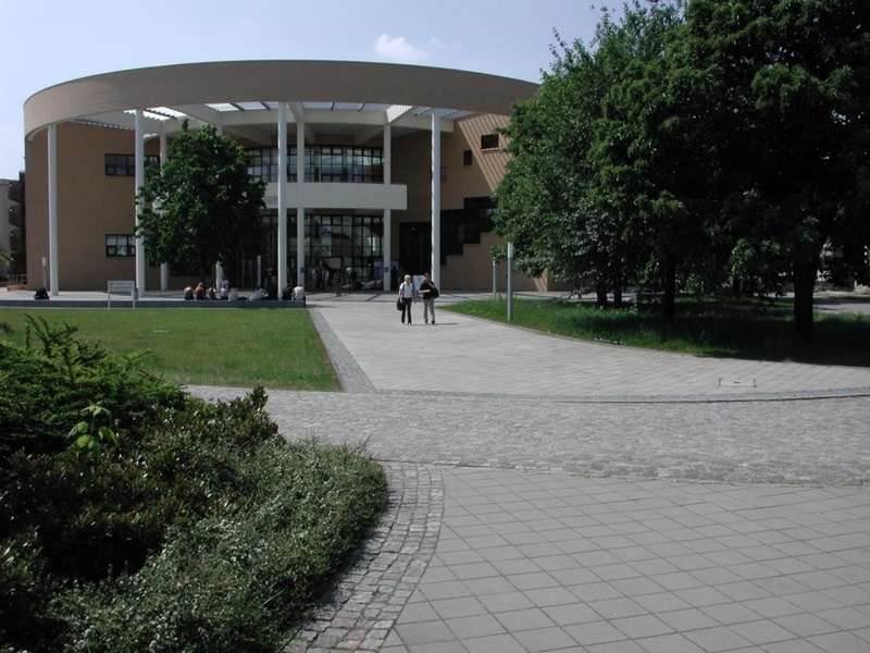 Der Tagungsort, das Medienzentrum "Konrad Zuse" auf  dem Campus der Fachhochschule Lausitz in Senftenberg, wurde erst im Oktober 2001 eröffnet.