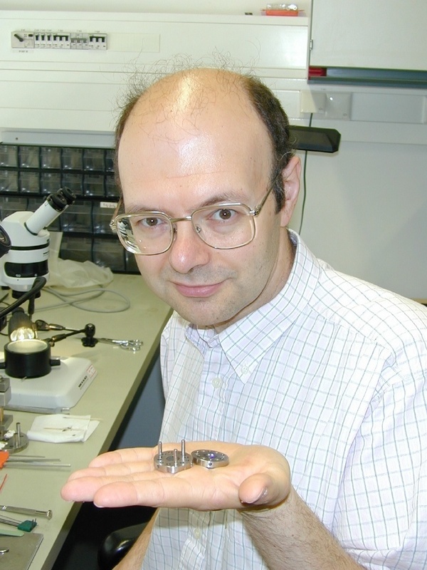 Dr. Dubrovinsky zeigt eine geöffnete Diamantstempelzelle, mit deren Hilfe Proben unter Druckbedingungen, wie sie im Erdkern herrschen, untersucht werden können. Die zwei Scheiben aus sehr hitzebeständigem Metall werden miteinander verschraubt.