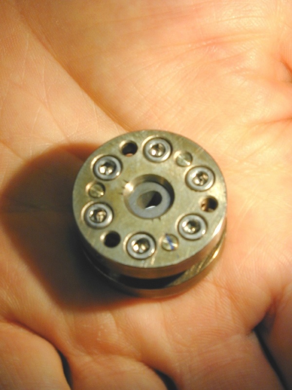 Aus der Hosentasche auf die Hand: Eine Miniatur-Diamantstempelzelle, mit deren Hilfe Proben unter Druckbedingungen, wie sie im Erdkern herrschen, untersucht werden können