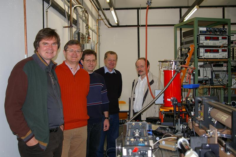 Das Foto zeigt (v.l.n.r.) die Professoren Sergey Ganichev, Dieter Weiss, Christian Schüller, Hans Lengfellner und Vladimir Mirsky. Es fehlen die Professoren Werner Wegscheider, Christian Back sowie Otto Wolfbeis.