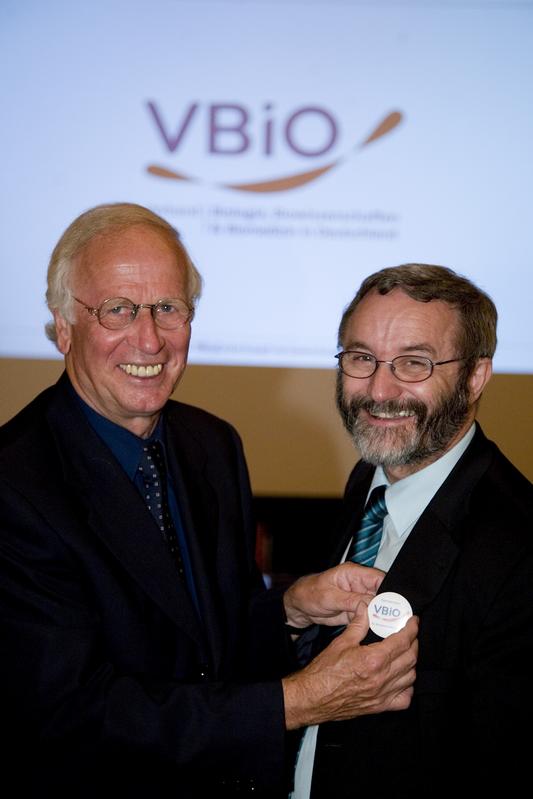 vdbiol-Präsident Prof. Paulsen gratuliert Prof. Rudi Balling zu ersten Präsidentschaft des VBIO (v.l.).