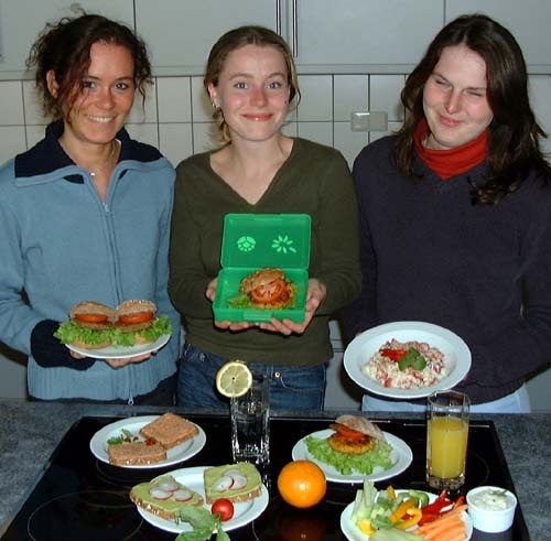 Judith Rössler, Claudia Richter und Melanie Then (von links)  von der Diätassistentenschule am Klinikum der Uni stellen gesunde Pausen-Snacks vor. Bei der JUMAX 2002. Foto: Emmerich