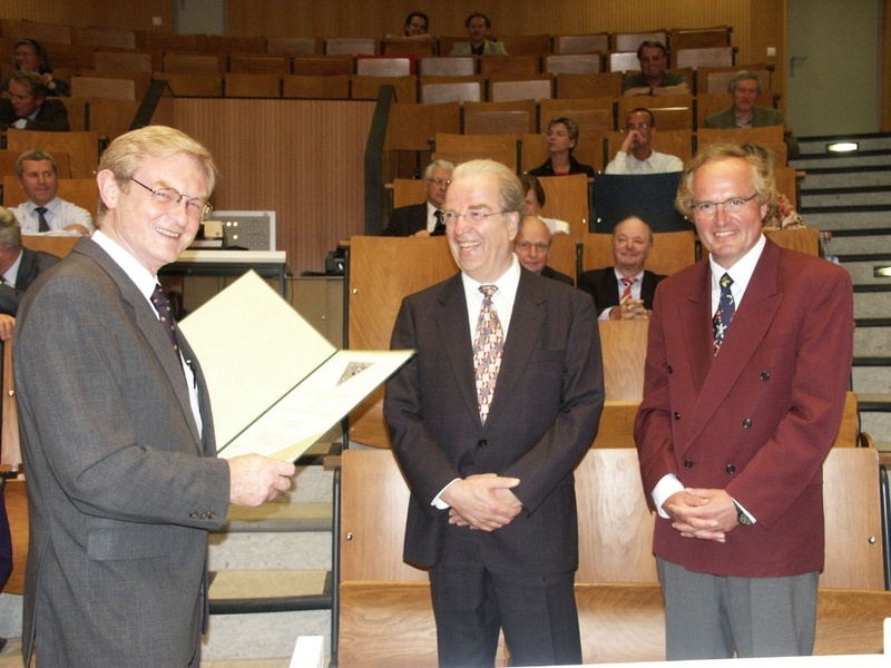 Ehrendoktor Prof. Machemer (Mitte) mit Fakultätsdekan Prof. Sorg und dem Direktor der Augenklinik, Prof. Busse