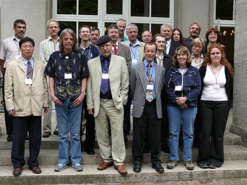 Foto 1: Uran-ExpertInnen des FAL-Symposiums (von links) Mamdoh Sattouf, Hongxun Zhang, Richard Brand, Luit de Kok, Matthew Taylor, Vladimir Drichko, David Read, Chris Busby, Broder Merkel, Nils Baumann (hinten), Jens Utermann (vorne), Ian Oliver, Juergen Fleckenstein, Silvia Haneklaus (hinten), Sylvia Kratz (vorne), Ewald Schnug, Inge Schmitz-Feuerhake, Jutta Rogasik (hinten), Pascale Henner (vorne).