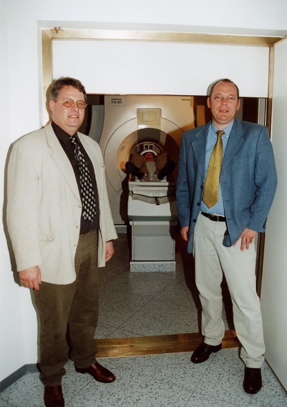 Prof. Dr. Udo Jorczyk (r.) und Prof. Dr. Andreas Melzer (l.) haben das weltweit erste Rolltor gegen hochfrequente, elektromagnetische Wellen in Kooperation mit Unternehmen entwickelt und installiert. Foto: FHG/SB, Abdruck honorarfrei