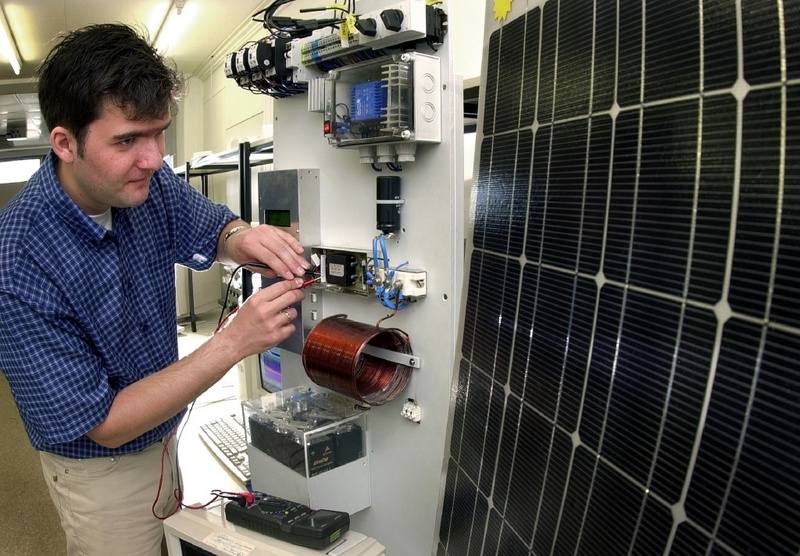 Mirko Bodach am Prototypen eines Energiepuffers. Durch den Chemnitzer Doppelschichtkondensator kann solare Energie gespeichert und eine gleichbleibende Stromqualität ins Netz gegeben werden. (Foto: TU Chemnitz/Uwe Meinhold)