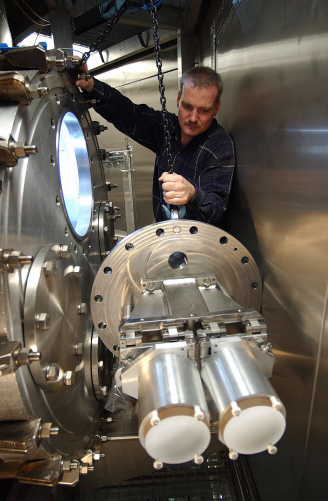 Mit einem Laser-Absorptionsspektrometer werden in der Aerosolkammer AIDA des Forschungszentrums Karlsruhe verschiedene Spurengase, insbesondere Wasserdampf, gemessen, die mit den Aerosolpartikeln reagieren. 