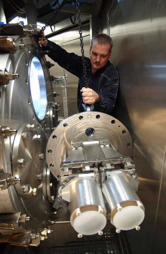 Mit einem Laser-Absorptionsspektrometer werden in der Aerosolkammer AIDA des Forschungszentrums Karlsruhe verschiedene Spurengase, insbesondere Wasserdampf, gemessen, die mit den Aerosolpartikeln reagieren. 