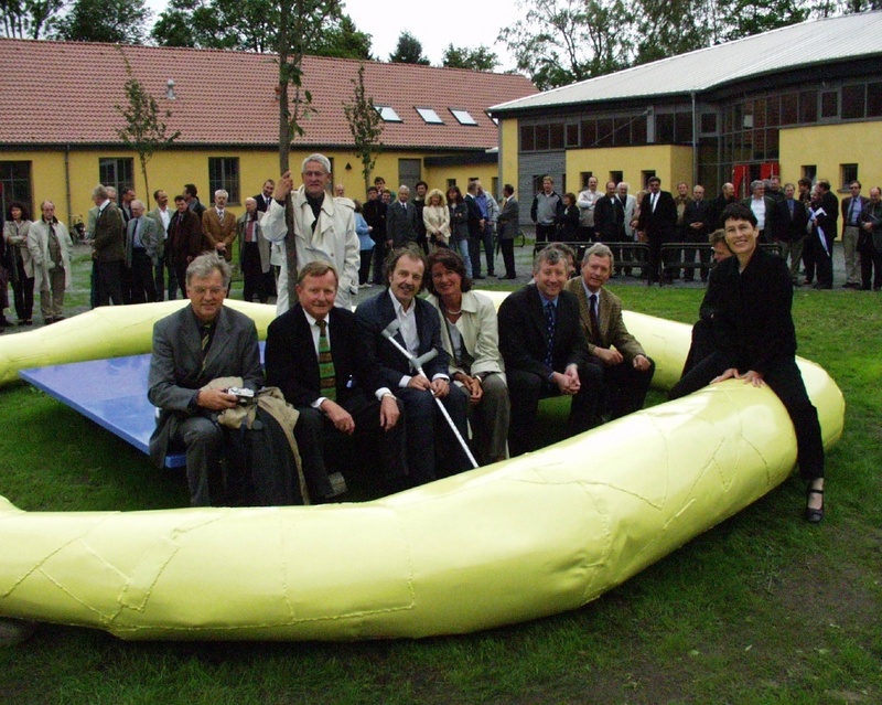 v.l.n.r (sitzend): Dr. Veit Loers (Direktor des Städtischen Museums Mönchengladbach), Dr. Ulrich Giebeler ( MSWKS), Franz West, Renate Ulrich (MSWKS), Prof. Dr. Michael Teusner, Rektor der FH Südwestfalen