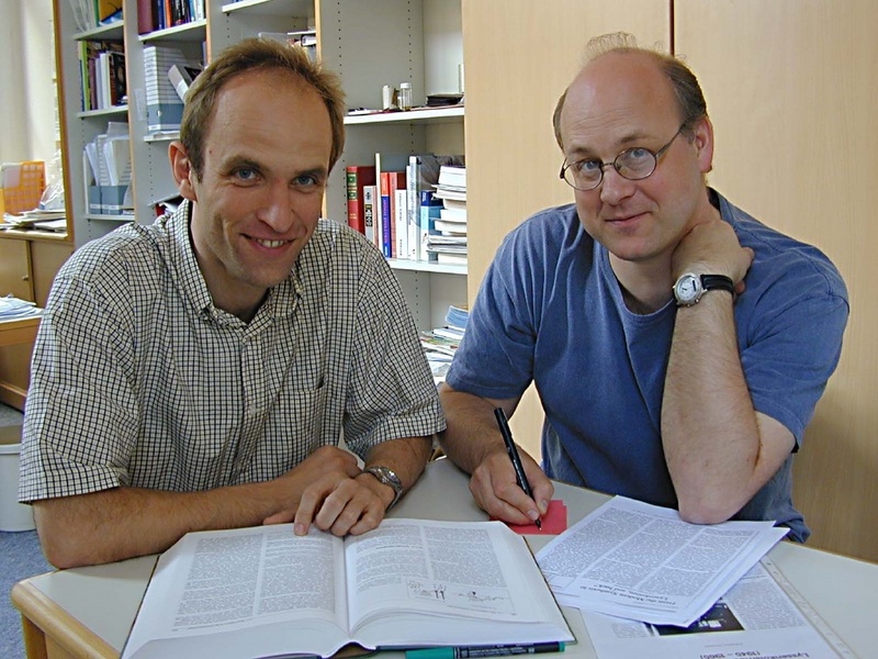 Machten deutsche Wissenschaftsgeschichte international publik: Uwe Hoßfeld (l.) und Lennart Olsson von der Universität Jena. (Foto: FSU-Fotozentrum/Günther)