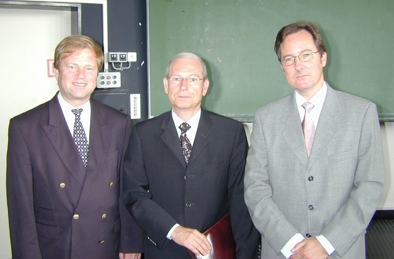 Prof. Dr. Axel Born (Mitte) mit Fakultätsdekan Prof. Dr. Gerhard Schewe (rechts) und Institutsdirektor Prof. Dr. Wolfgang Berens (links).