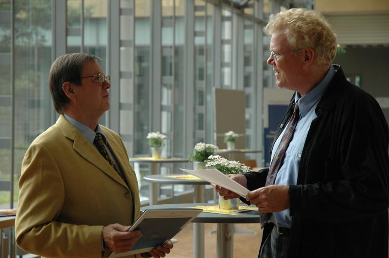 Bildunterschrift: FH Präsident Erhard Mielenhausen überreicht Andreas Mohr die Urkunde zur Honorarprofessur 