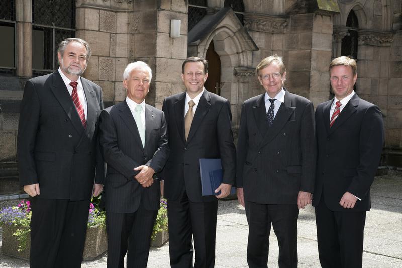 Universitätspräsident Prof. Dr. Volker Nienhaus und der Vorsitzende des Marburger Universitätsbunds, Prof. Dr. Uwe Bicker (beide links), freuen sich mit dem Preisträger Dr. Daniel Vasella (Mitte). Rechts Prof. Dr. Albrecht Winnacker und der neue Geschäftsführer von Novartis Behring, Dr. med Markus Leyck Dieken. 