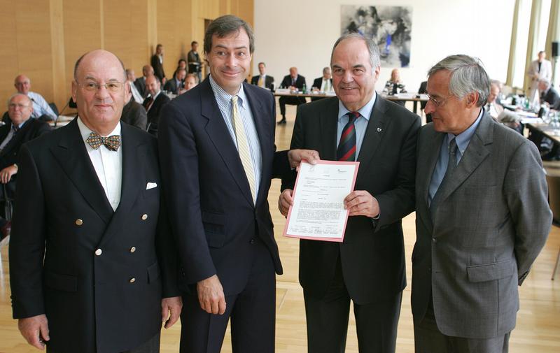 Übergabe der 10-Mio.-Euro-Spende von NORDMETALL (l. > r.): Dr. Valentin Jug, Vorsitzender von Nord-West-Metall, Ingo Kramer, Vorsitzender von METALL UNTERWESER und Präsident des NORDVERBUNdes e. V., Prof. Dr. Joachim Treusch, Präsident der Jacobs University, Wolfgang Würst, Vorsitzender von Nordmetall