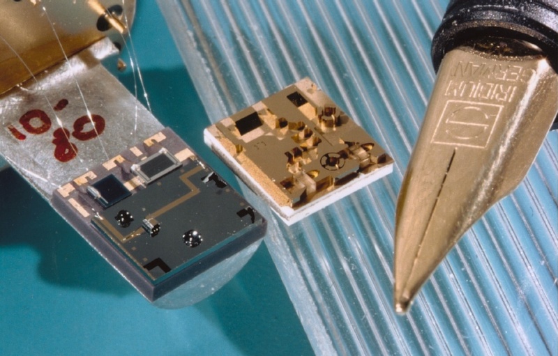 Der im Forschungszentrum entwickelte mikrooptische Abstandssensor ist modular aufgebaut: Er besteht aus einer mikrooptischen Bank mit Linsen und Spiegeln (rechts im Bild) und einer elektrooptischen Platte mit Laserdiode, Photodiode und Photodetektor.