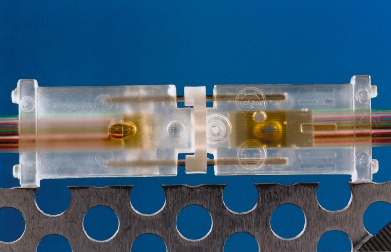 Für den Einsatz in der optischen Datenübertragung wurde eine Steckverbindung mit 16 Multimode-Fasern von der Idee bis zur Kleinserienfertigung entwickelt.