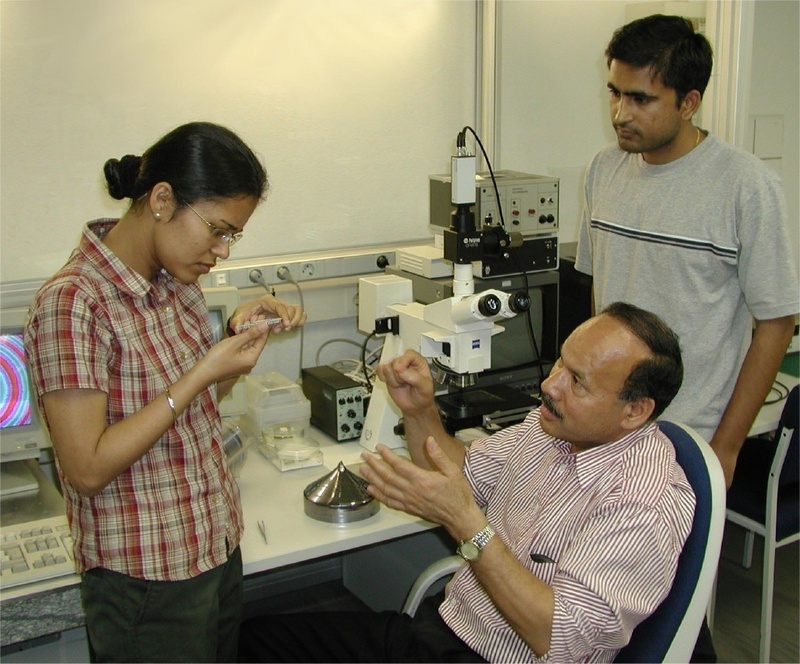 Prof. Dr. Banmali Rawat (Bildmitte), Bahuguna Rashmi (links) und Sachin Singh erforschen im Zentrum für Mikrotechnologien die Anwendbarkeit von Mikrospiegeln für die optische Datenübertragung. (Foto: TU Chemnitz / Dr. Wolfgang Seckel)