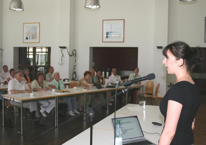 Die Studentin der Biotechnologie, Maja Kaiser, stellte den Seniorenstudenten eine wissenschaftliche Arbeit zum Thema Onychomykose vor.