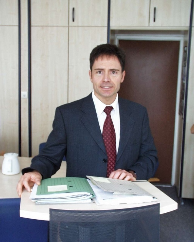 Der neue Kanzler, Herr Werner Günther in seinem Büro