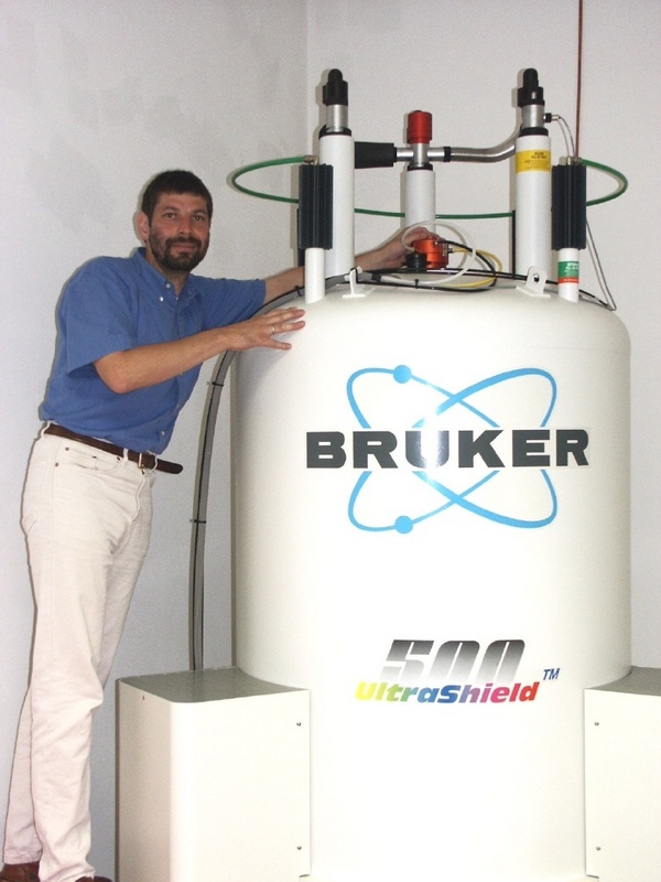 Dr. Ulrich Scheler am Herzstück des neuen NMR-Labors am IPF Dresden e. V.