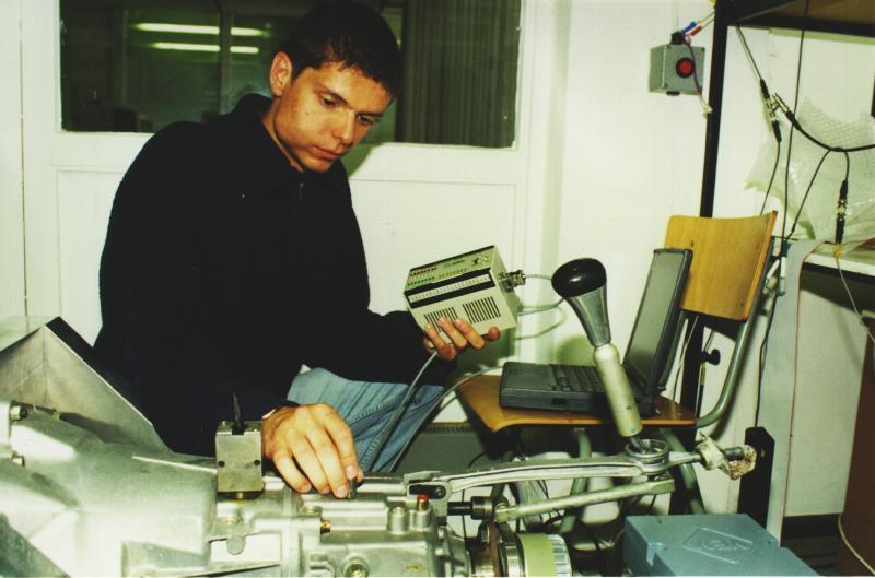 Jan-Olaf Sehm von der Professur für Systemtheorie der TU hält die neue Klassifikatorbox in der Hand, mit der Störgrößen an einem Getriebe schnell erkannt werden können. Foto: Steinebach