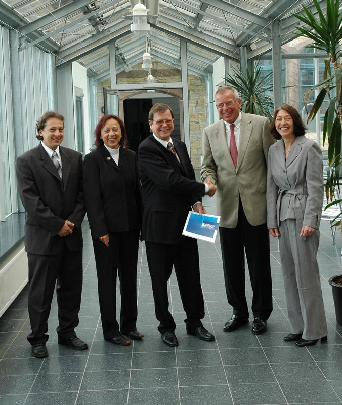 Eine Kooperation mit Zukunft - Studiendekan Prof. Dr. Andreas Frey, Vizepräsidentin Prof. Dr. Marie-Luise Rehn, FH Präsident Erhard Mielenhausen, IHK Hauptgeschäftsführer Hubert Dinger, Dr. Maria Deuling (v.l.)