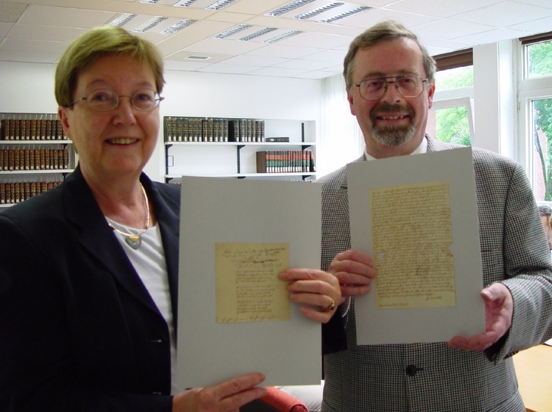 Bibliotheksdirektorin Dr.Roswitha Poll und der Leiter der Handschriften-Abteilung Dr.Bertram Haller präsentieren die neu erworbenen Handschriften.
