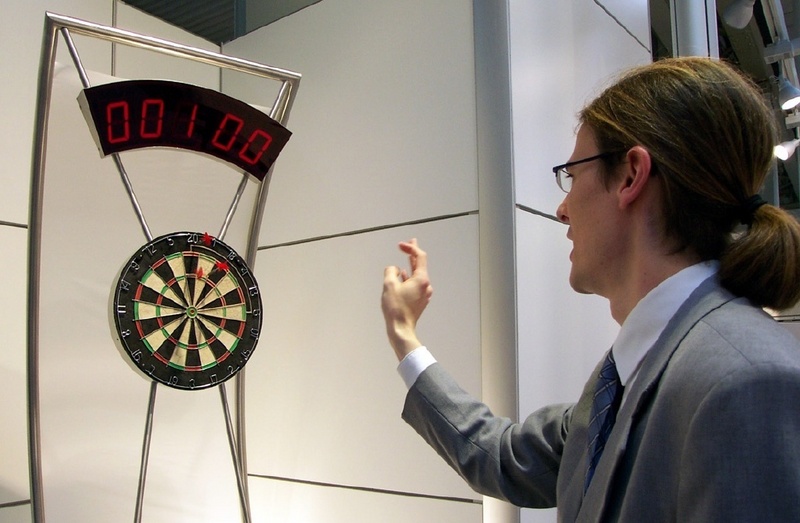 Diese Dartscheibe kann im Gegensatz zu herkömmlichen elektronischen mit Stahlpfeilen bespielt werden. Sie ist ein gutes Beispiel für systematische Produktentwicklung. ©Fraunhofer
