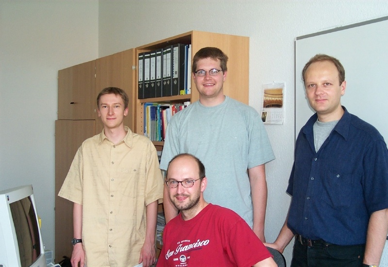 v.l.n.r. Marcus Denecke, Mark-A. Krogel (sitzend), Marco Landwehr, Dr. Tobias Scheffer