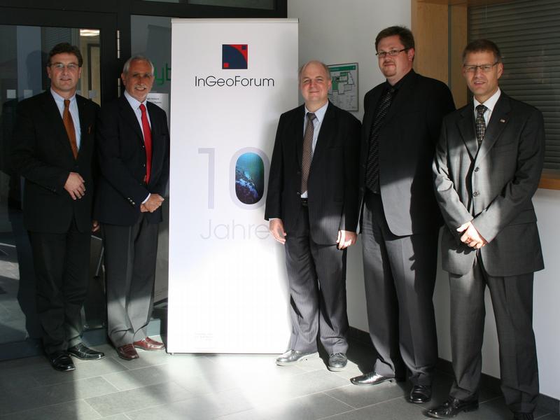 .l.n.r.: Dr. Ralf-H. Borchert (Sprecher der Geschäftsführung InGeoForum), Prof. Mauro Salvimini (Präsident EUROGI), Ernest McCutcheon, Daniel Holweg (beide Geschäftsführung InGeoForum), Dr. Bodo Bernsdorf (Präsident DDGI)