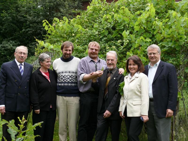 Foto 1: Die Entwickler des "gläsernen Phosphordüngers" und ihre wissenschaftlichen Berater: (von links) Dr. Maksimov (St. Petersburg), Prof. Dr. Dörte Stachel (Jena), Prof. Dr. Andrey Lipovskii (St. Petersburg), Prof. Dr. Dr. Ewald Schnug (FAL-PB), Prof. Dr.  Garegin Karapetyan und Dr. Irina Boikova(St. Petersburg), Dr. Jürgen Fleckenstein (FAL-PB). 