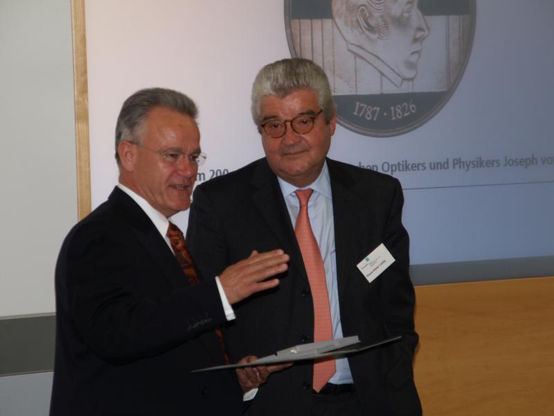 Klaus-Dieter Laidig (rechts) erhielt anlässlich des Festkolloquiums zu seinem 65. Geburtstag vom Präsident der Fraunhofer-Gesellschaft, Prof. Dr.-Ing. habil. Hans-Jörg Bullinger (links), die Fraunhofer-Medaille für seine langjährigen Verdienste.