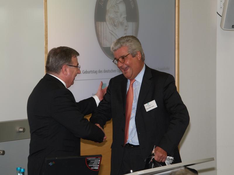 Prof. Dr.-Ing. Dieter Spath (links), Institutsleiterdes Fraunhofer IAO, gratuliert dem Jubilar.