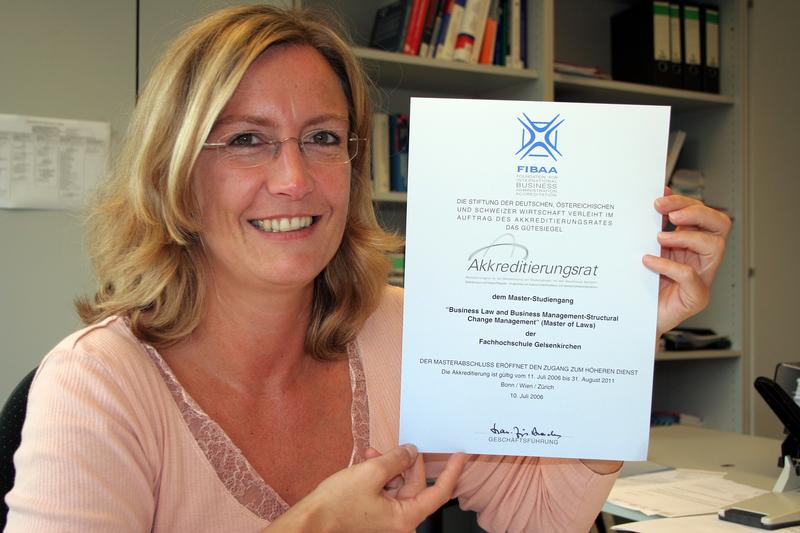 Prof. Dr. Eva-Maria John, Dekanin im Recklinghäuser Fachbereich Wirtschaftsrecht der Fachhochschule Gelsenkirchen, hält die Lizenz für den neuen Masterstudiengang "Law and Economics of Change Management" in Händen. Der Masterstudiengang lehrt die betriebswirtschaftliche und juristische Krisenerkennung und die Krisenbewältigung in Betrieben zu Zeiten des Strukturwandels. Der Abschluss heißt "Master of Laws" und vermittelt den Einstieg in verantwortungsvolle Positionen der Wirtschaft, von Verbänden und Gewerkschaften sowie den Zugang zum höheren öffentlichen Dienst.