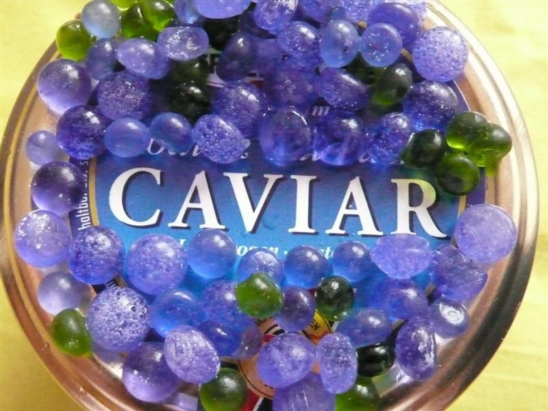 Photo 2: The caviar among phosphate fertilisers: glass pearls which release defined amounts of phosphate for satisfying the nutrient demand of plants. 