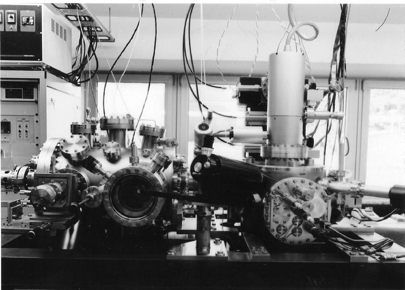 Abbildung I zeigt eine Gesamtansicht der Apparatur, wobei im rechten Bereich die Säule des Feldemissions-Elektronenmikroskops sichtbar ist, welches in Kombination mit Rastertunnel- und Rasterkraftmikroskopen betrieben werden kann.