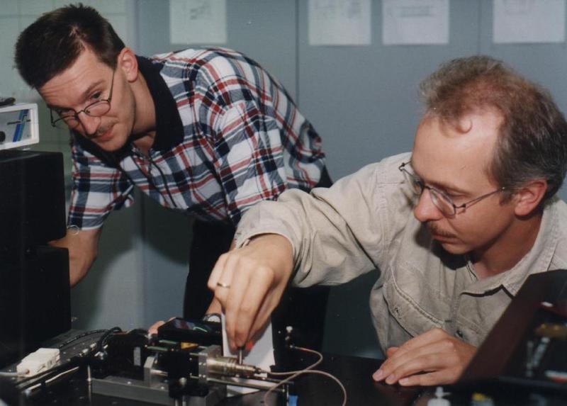 Dr. Peter Riedel und Dr. Holger Zellmer adaptieren gleich zwei Faserlaser. Die weiße "Schnur" im Vordergrund unten ist einer davon.