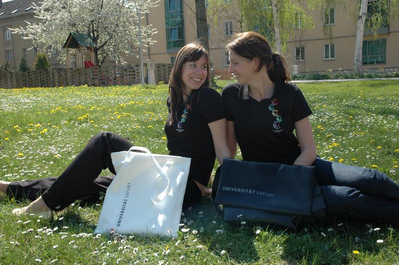 Sandra Schumann und Maria Meißner werben gern in den neuen Shirts für ihre Universität.     