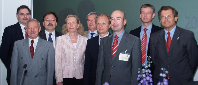 Der Vorstand (von links nach rechts): Dr. Bernd Winterhalter, Helmut Heckenstaller, Prof. Dr. Günther Wess, Andrea Aulkemeyer, Günter Frankenne, Reinhard Fuß, Prof. Dr. Michael Nerlich, Dr. Stephan Feldhaus, Prof. Dr. Josef Nassauer (Peter Brehm nicht anwesend).