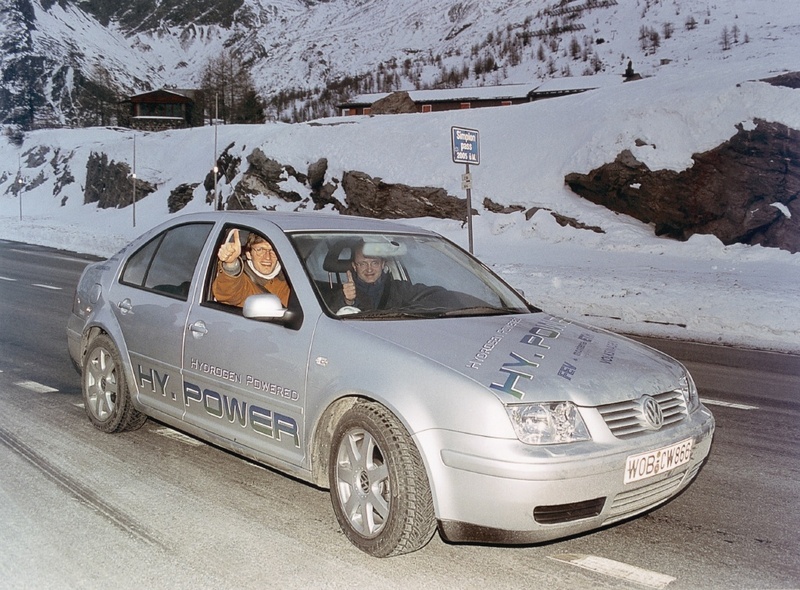 Der VW Bora HY.POWER im Härtetest bei der Fahrt über den winterlichen Simplonpass in der Schweiz.