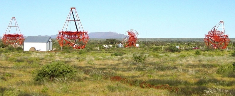 Dem Geheimnis des blauen Leuchtens auf der Spur sind die vier Teleskope des HESS-Experiments. Von der 1800 Meter hoch gelegenen Farm Göllschau in Namibia aus beobachten sie energiereiche Gammastrahlen aus dem Universum. Foto: HESS-Kollaboration